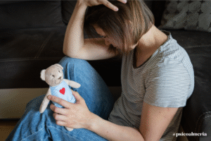 mujer llorando tras perdida gestacional