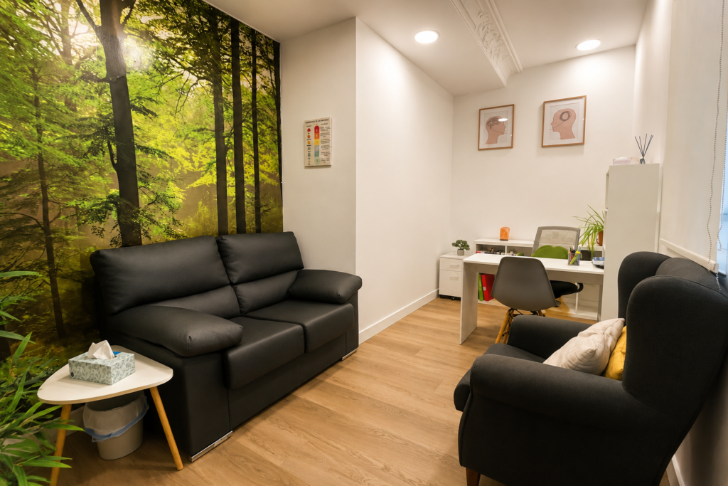 Consulta de psicología en PsicoAlmería con ambiente relajante y mural de bosque en Almería