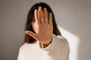 Amistades que desgastan: Cuándo poner distancia sin sentir culpa 1 Psicología en Almería: mujer estableciendo límites saludables para proteger su bienestar emocional